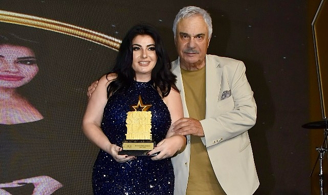 Ebru Torun’a ödülünü Halil Ergün verdi